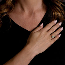 Load image into Gallery viewer, 14kt Gold 1/20 ct tw Vintage Ring F VS Diamonds Emerald Center